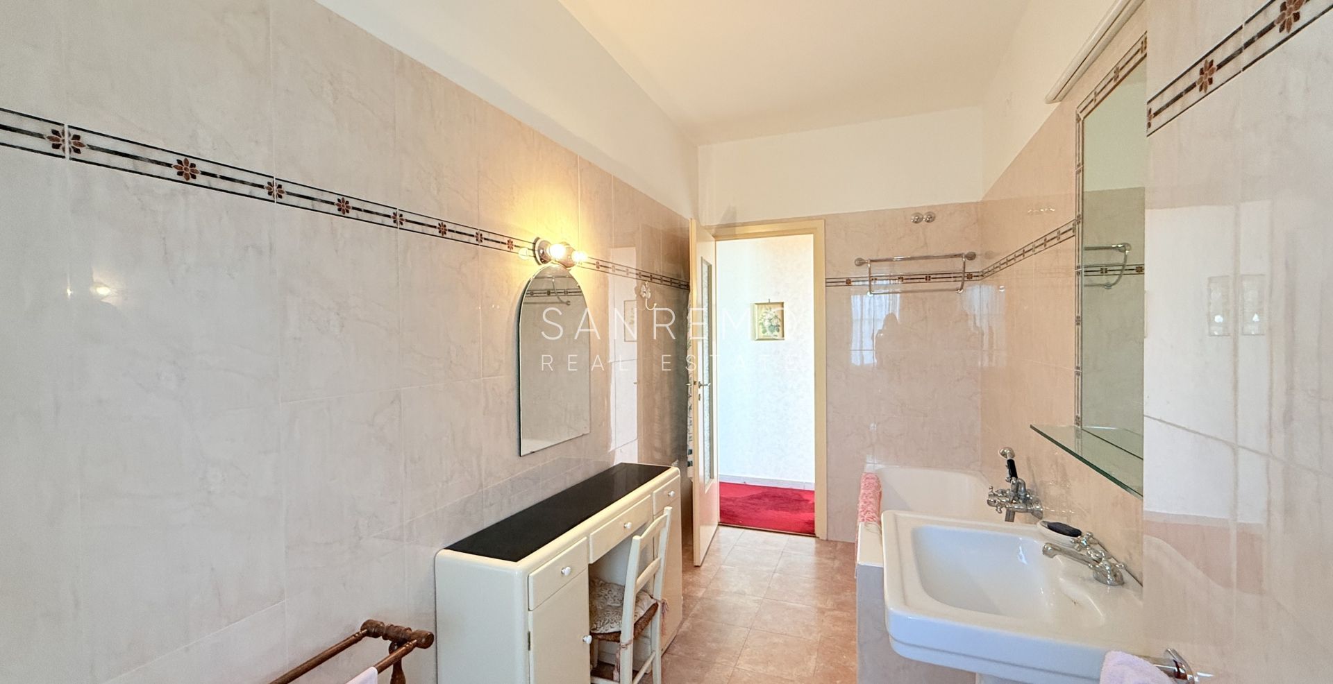 Grand appartement à rénover avec terrasse habitable et belle vue mer