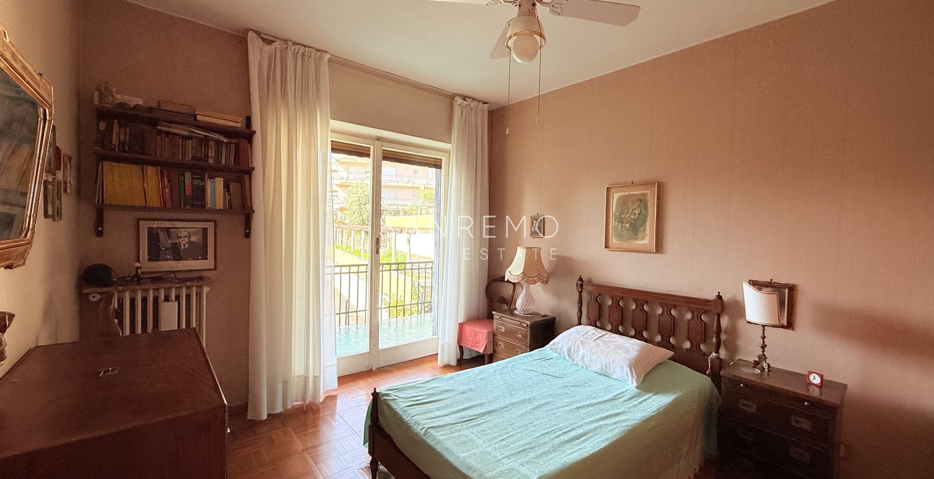Grand appartement à rénover avec terrasse habitable et belle vue mer