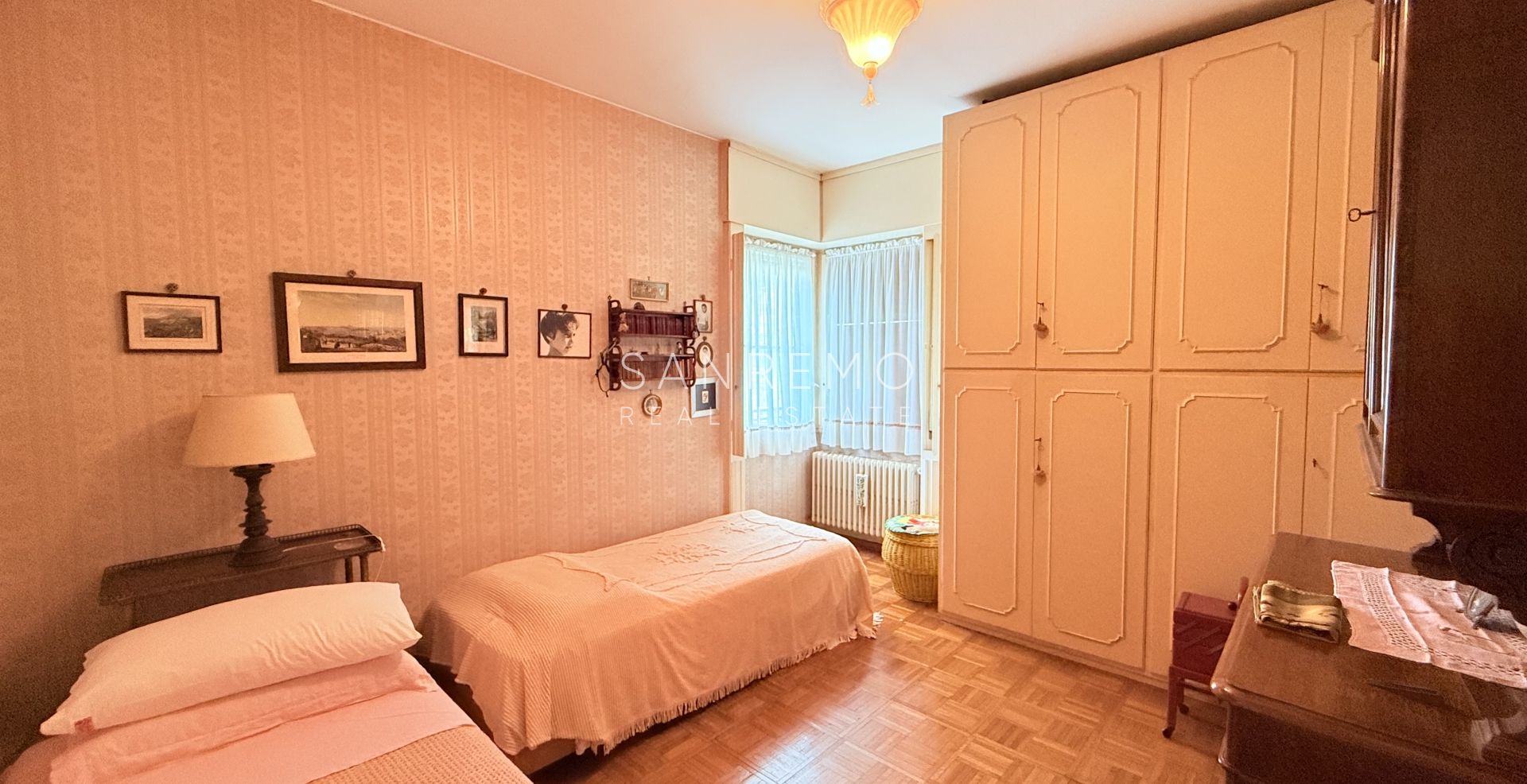 Grand appartement à rénover avec terrasse habitable et belle vue mer