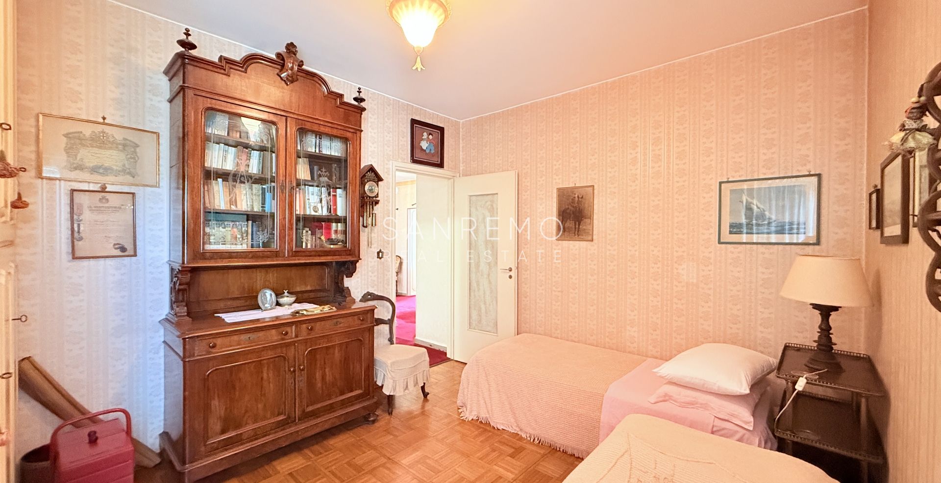 Grand appartement à rénover avec terrasse habitable et belle vue mer