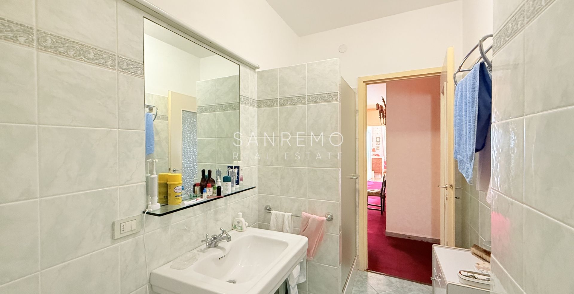 Grand appartement à rénover avec terrasse habitable et belle vue mer
