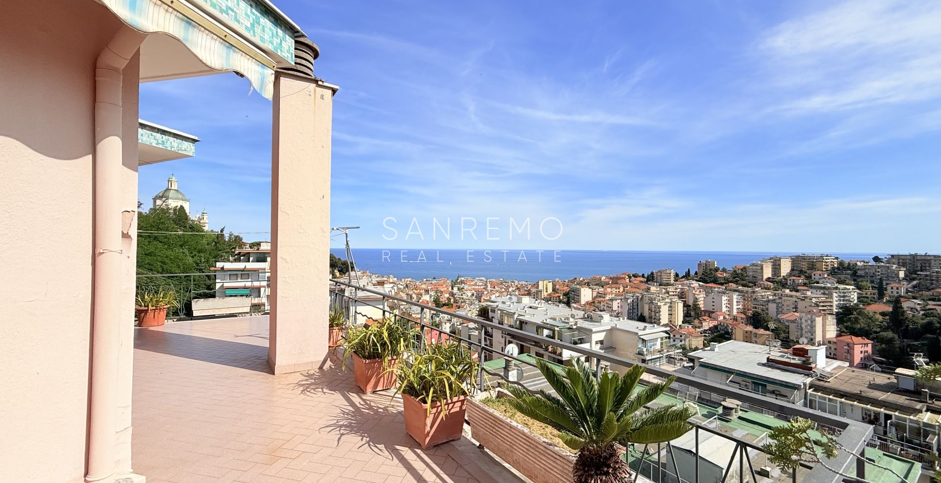 Penthouse avec terrasse et belle vue mer