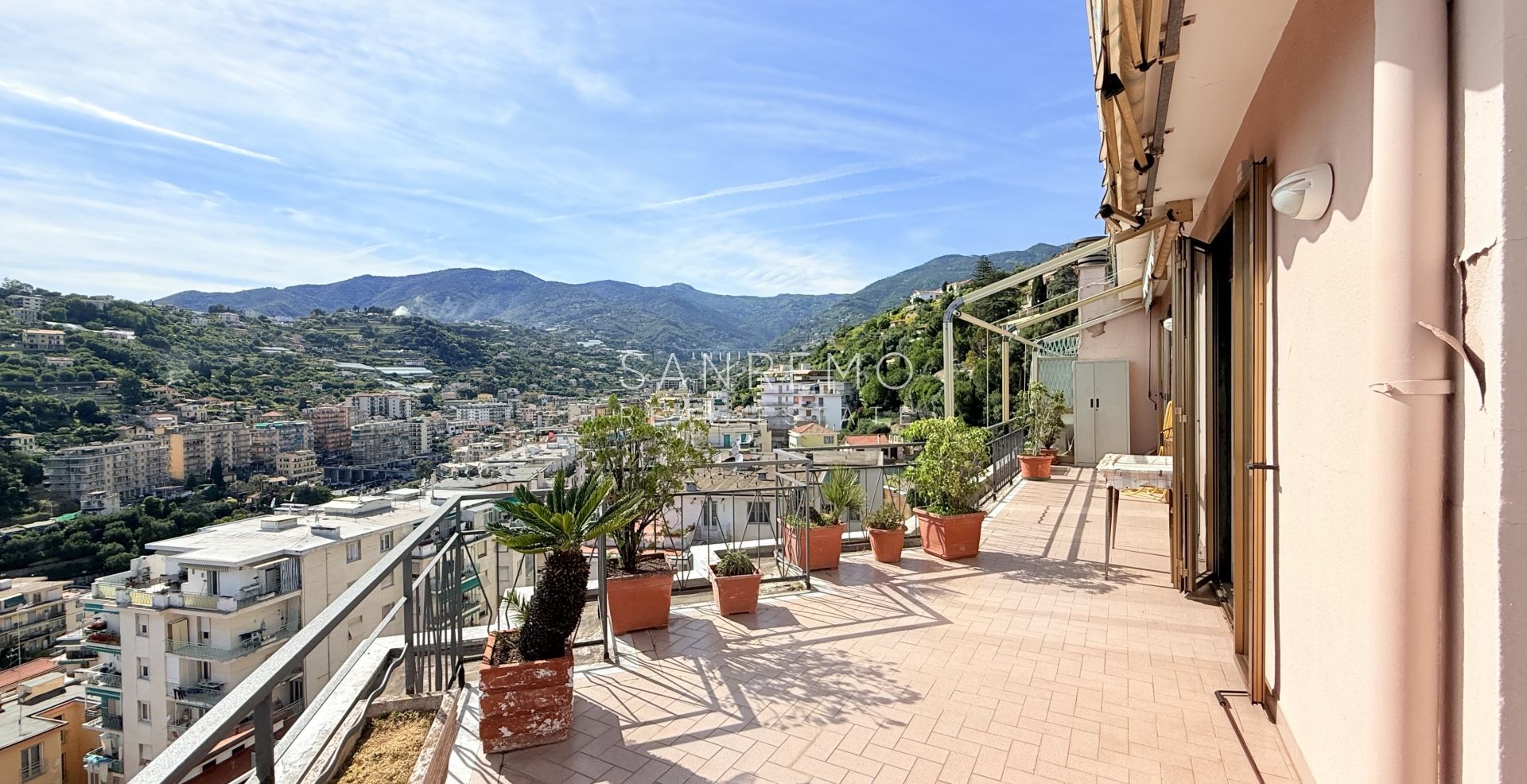 Penthouse avec terrasse et belle vue mer