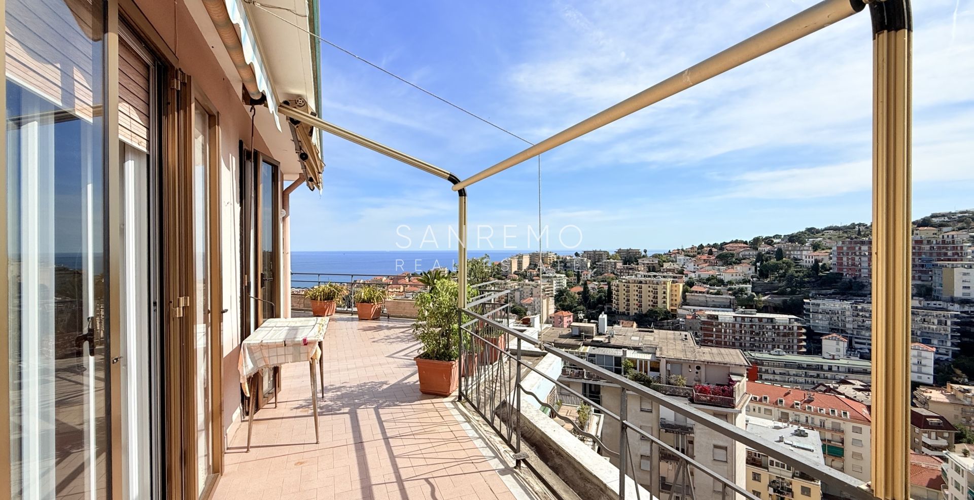 Penthouse avec terrasse et belle vue mer