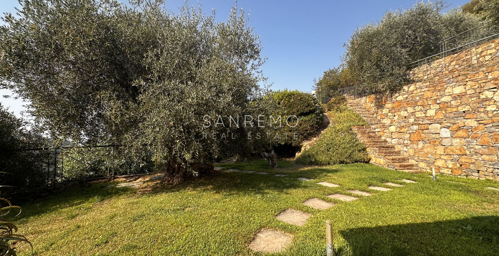 Villa avec vue mer sur la première colline de Bordighera – Élégance, confort et panorama exceptionnel