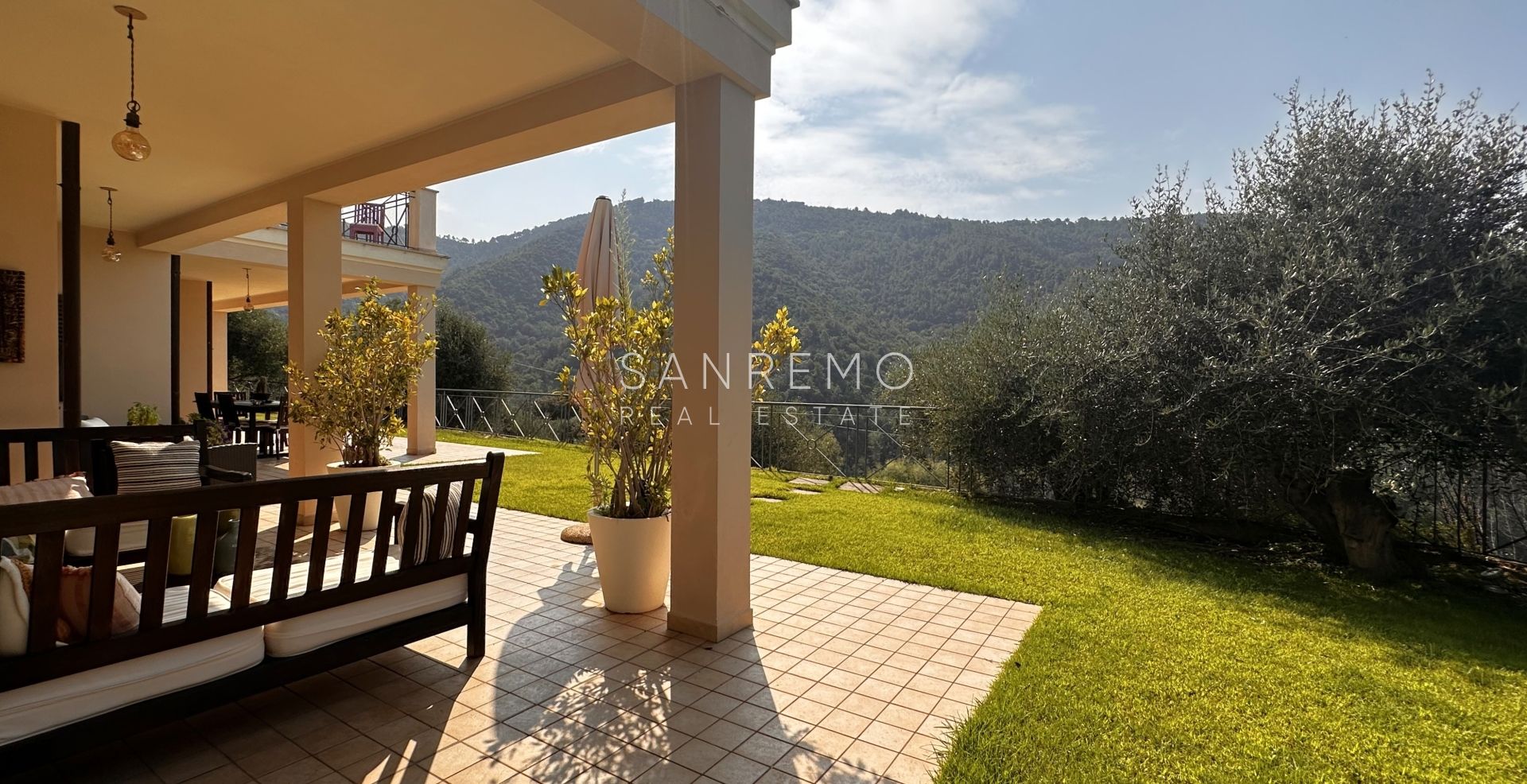 Villa avec vue mer sur la première colline de Bordighera – Élégance, confort et panorama exceptionnel