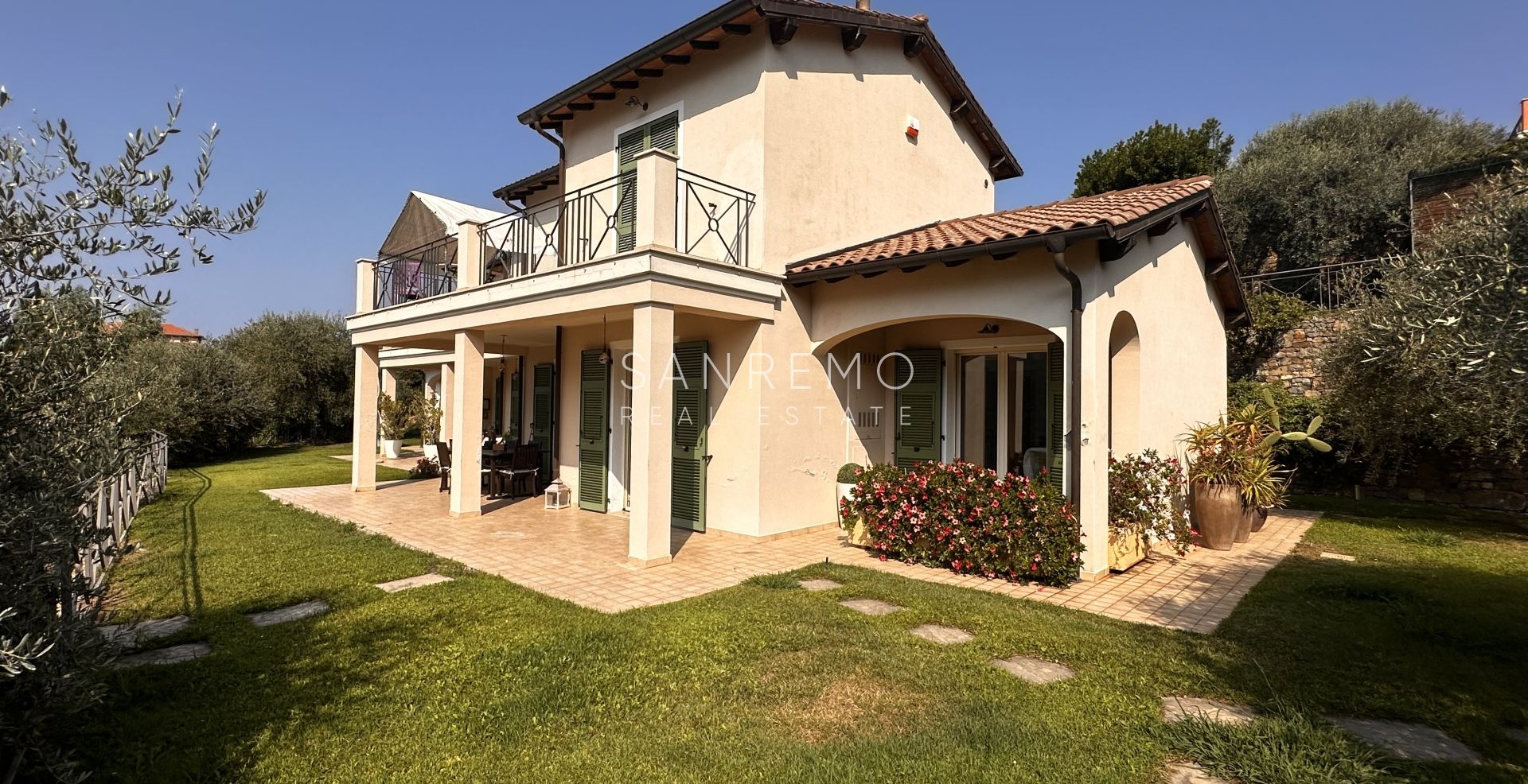 Villa avec vue mer sur la première colline de Bordighera – Élégance, confort et panorama exceptionnel