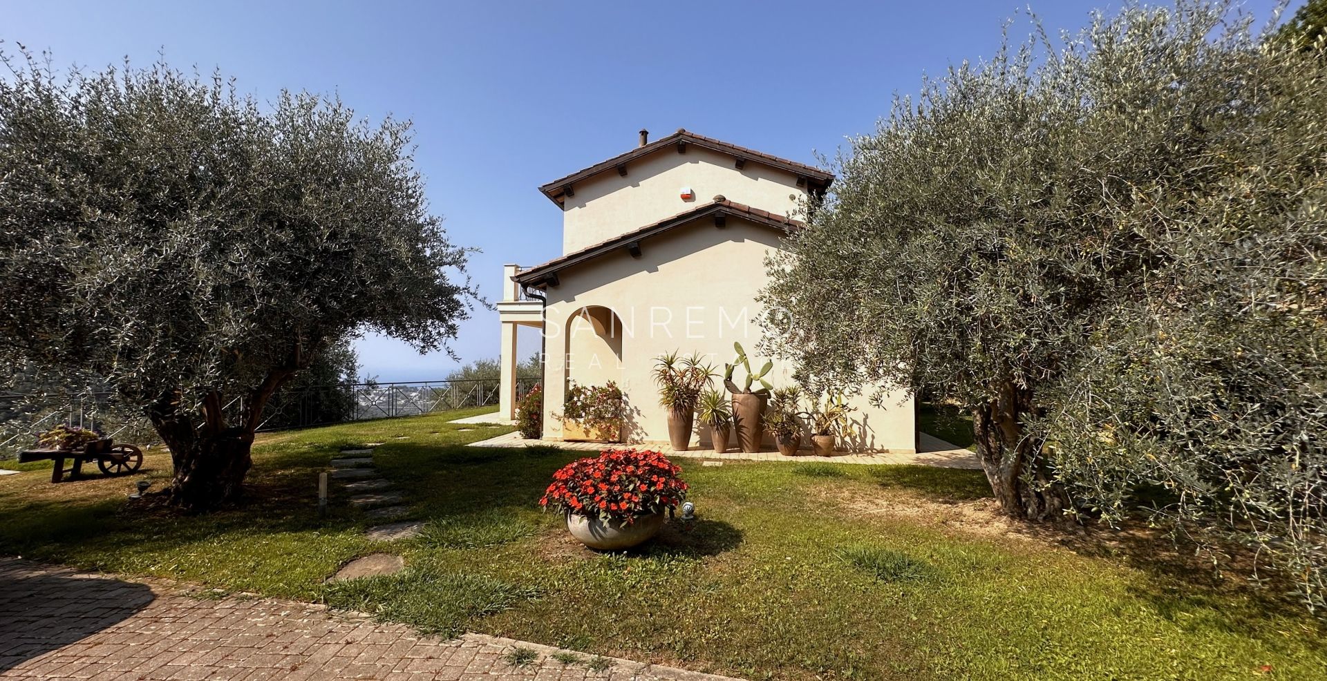 Villa avec vue mer sur la première colline de Bordighera – Élégance, confort et panorama exceptionnel