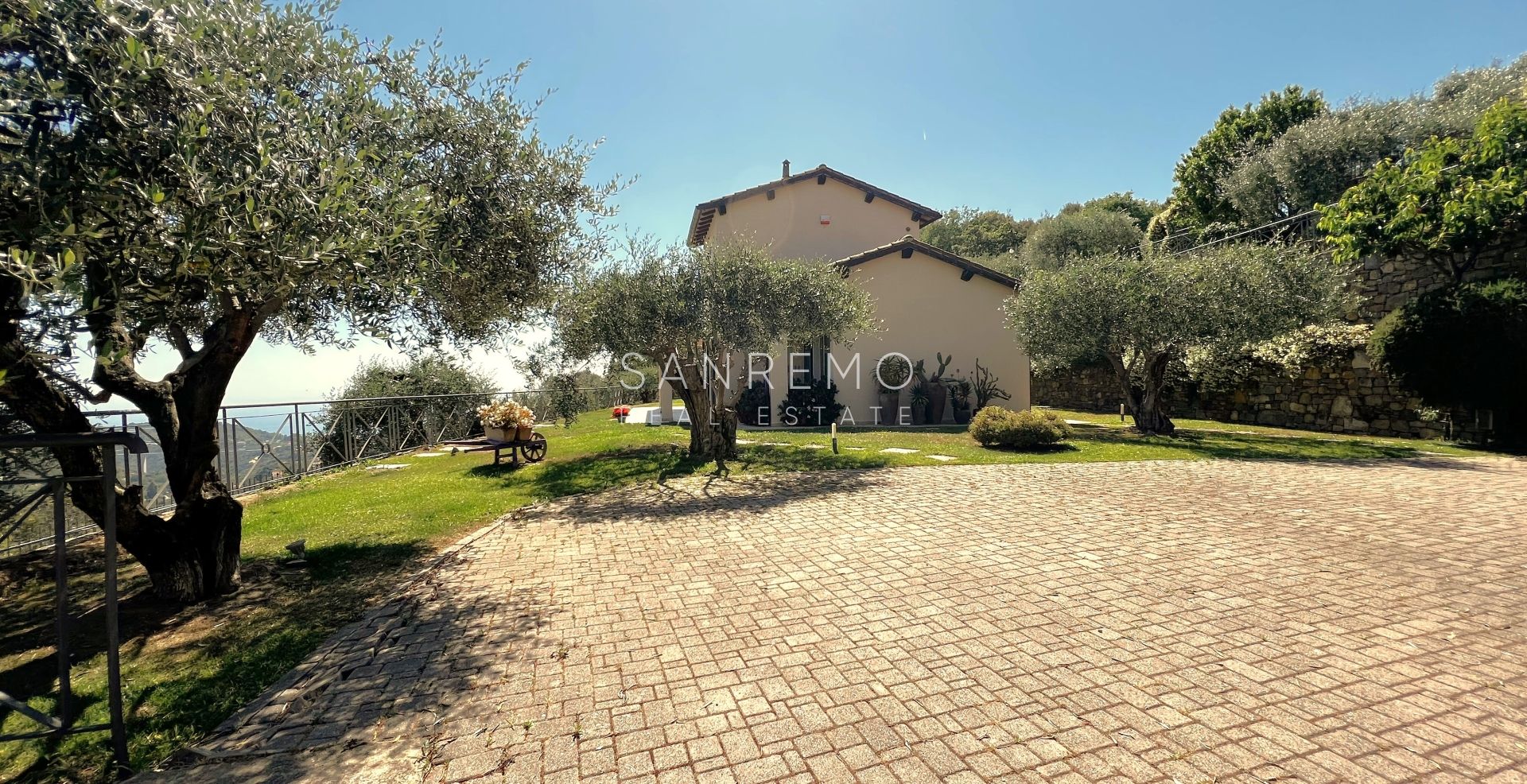 Villa avec vue mer sur la première colline de Bordighera – Élégance, confort et panorama exceptionnel