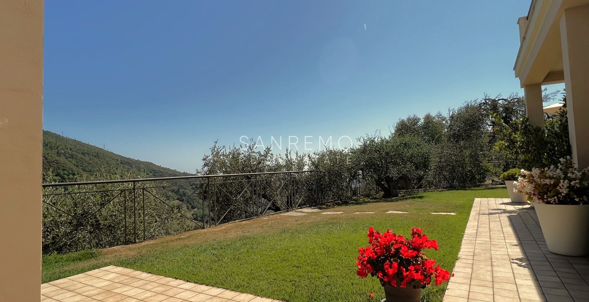 Villa avec vue mer sur la première colline de Bordighera – Élégance, confort et panorama exceptionnel