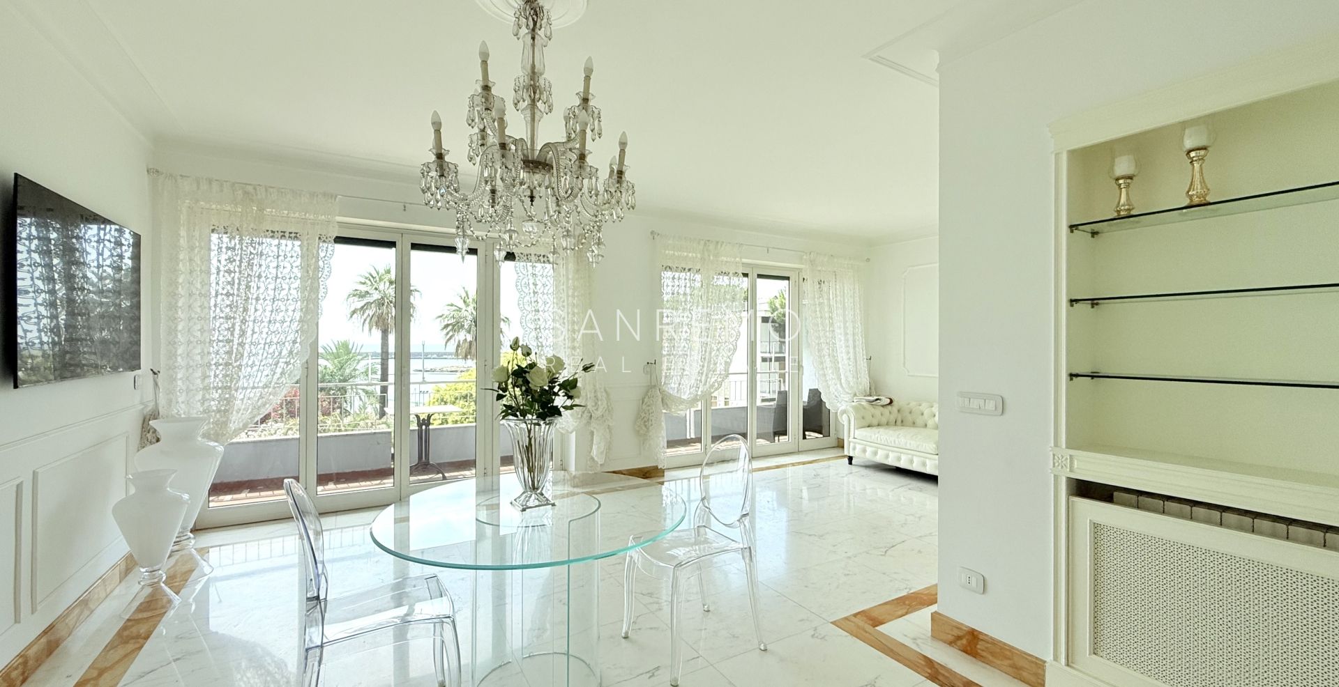 Magnifique appartement entièrement rénové, situé en plein cœur de la ville, à deux pas de la mer