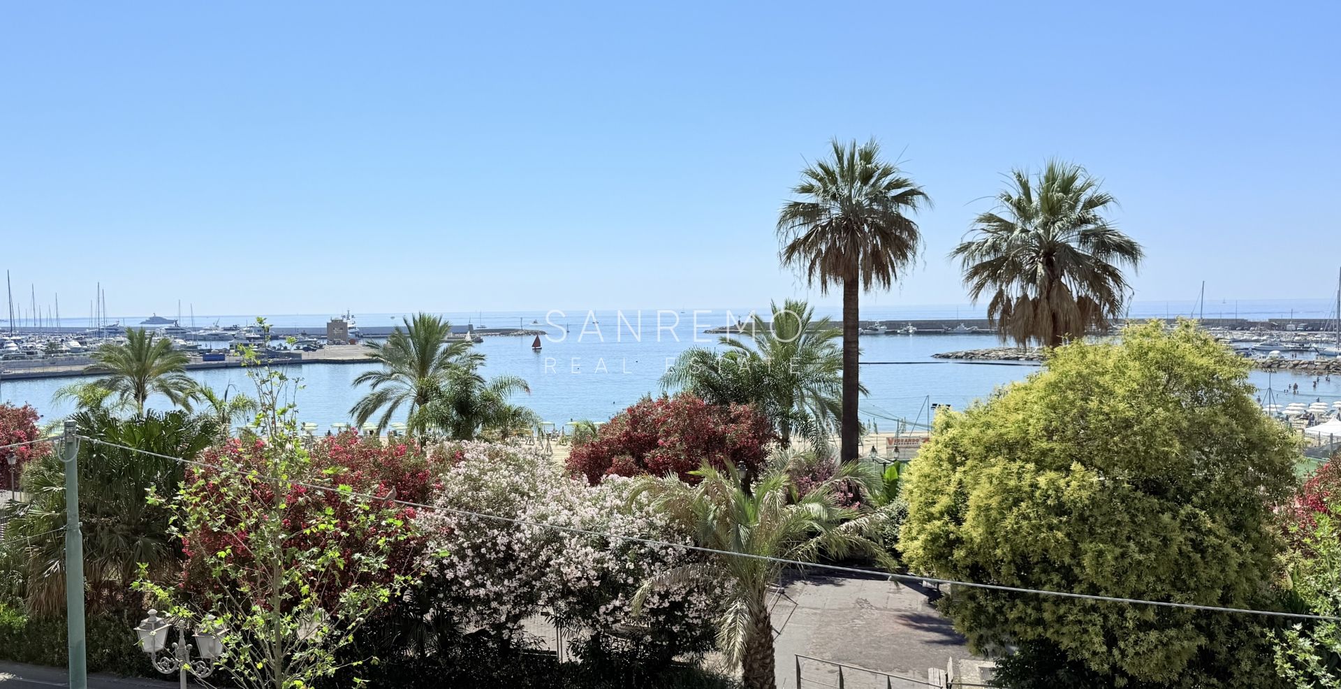 Magnifique appartement entièrement rénové, situé en plein cœur de la ville, à deux pas de la mer