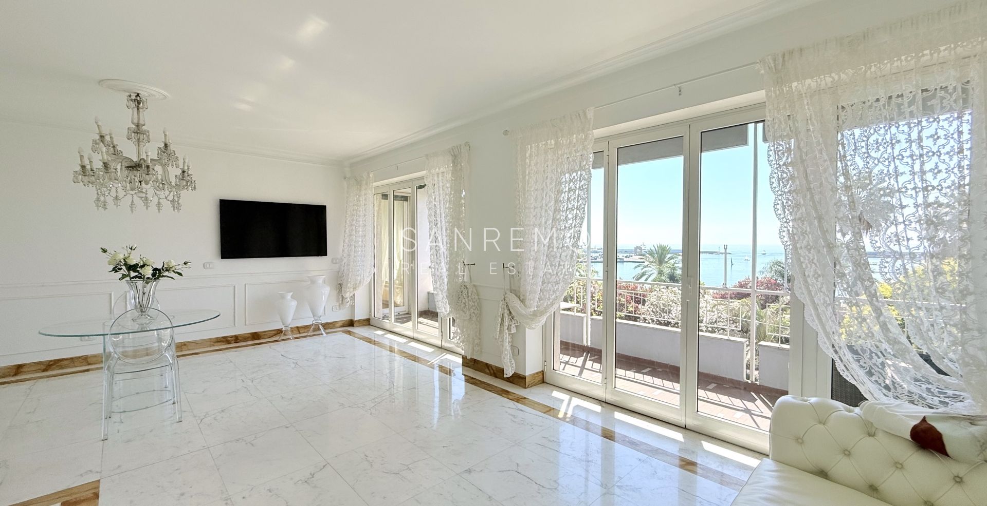 Magnifique appartement entièrement rénové, situé en plein cœur de la ville, à deux pas de la mer
