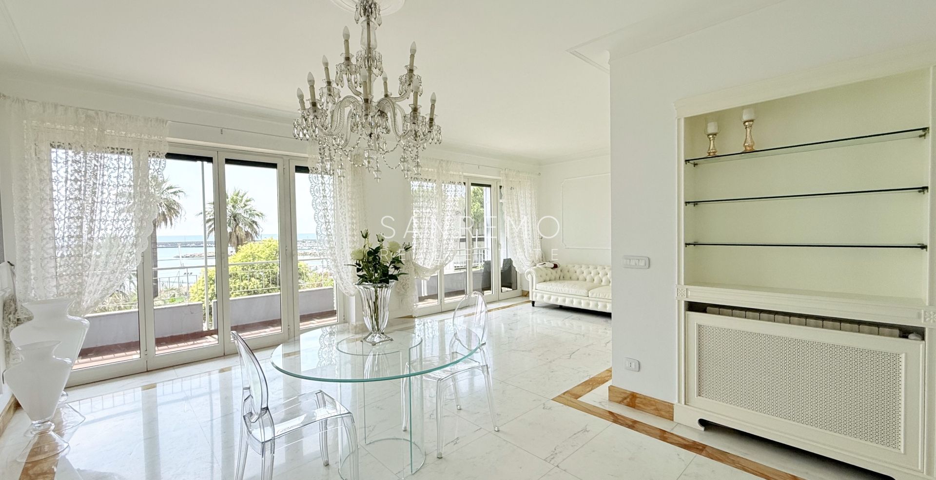 Magnifique appartement entièrement rénové, situé en plein cœur de la ville, à deux pas de la mer