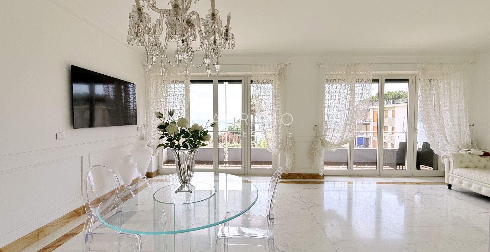 Magnifique appartement entièrement rénové, situé en plein cœur de la ville, à deux pas de la mer