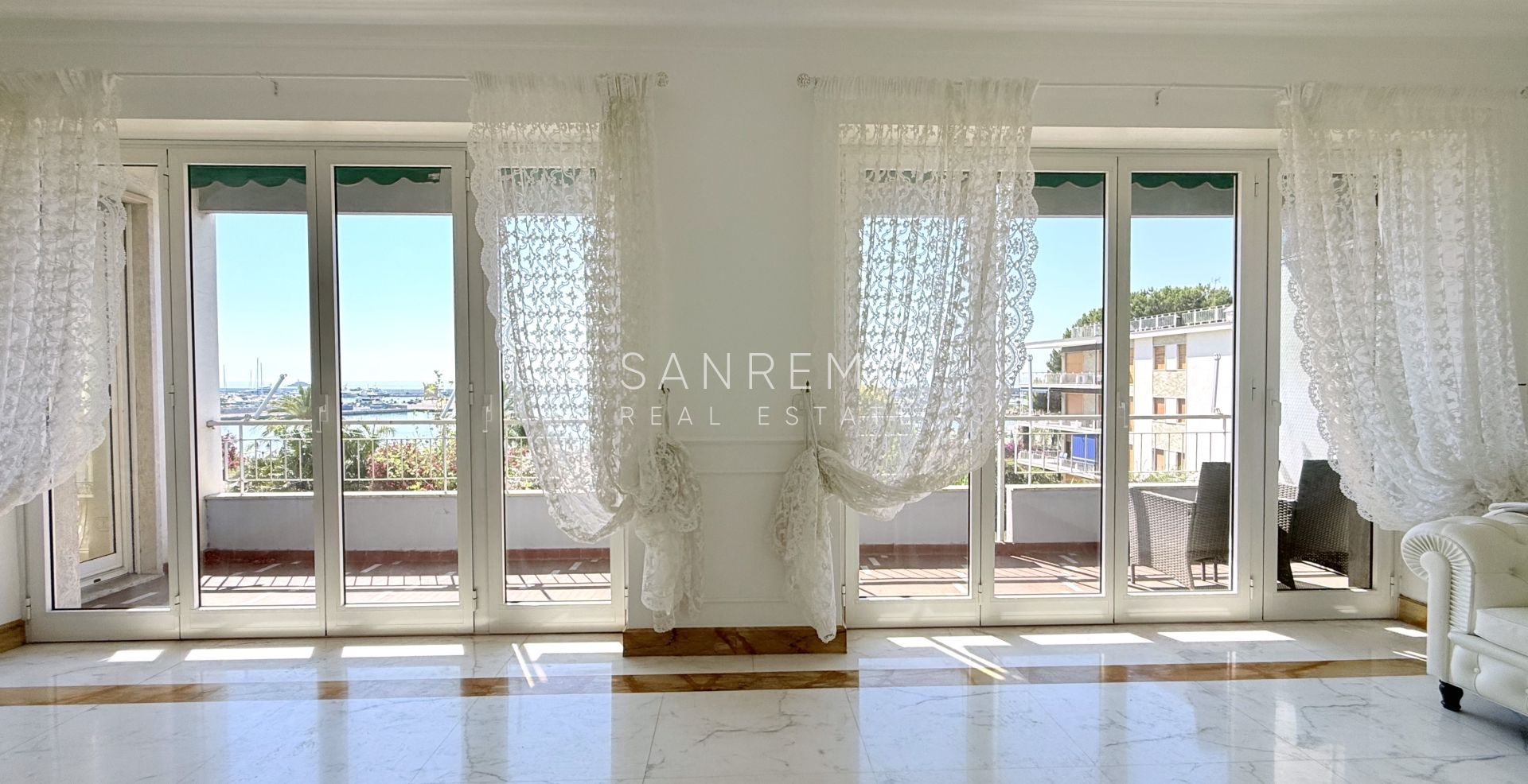 Magnifique appartement entièrement rénové, situé en plein cœur de la ville, à deux pas de la mer
