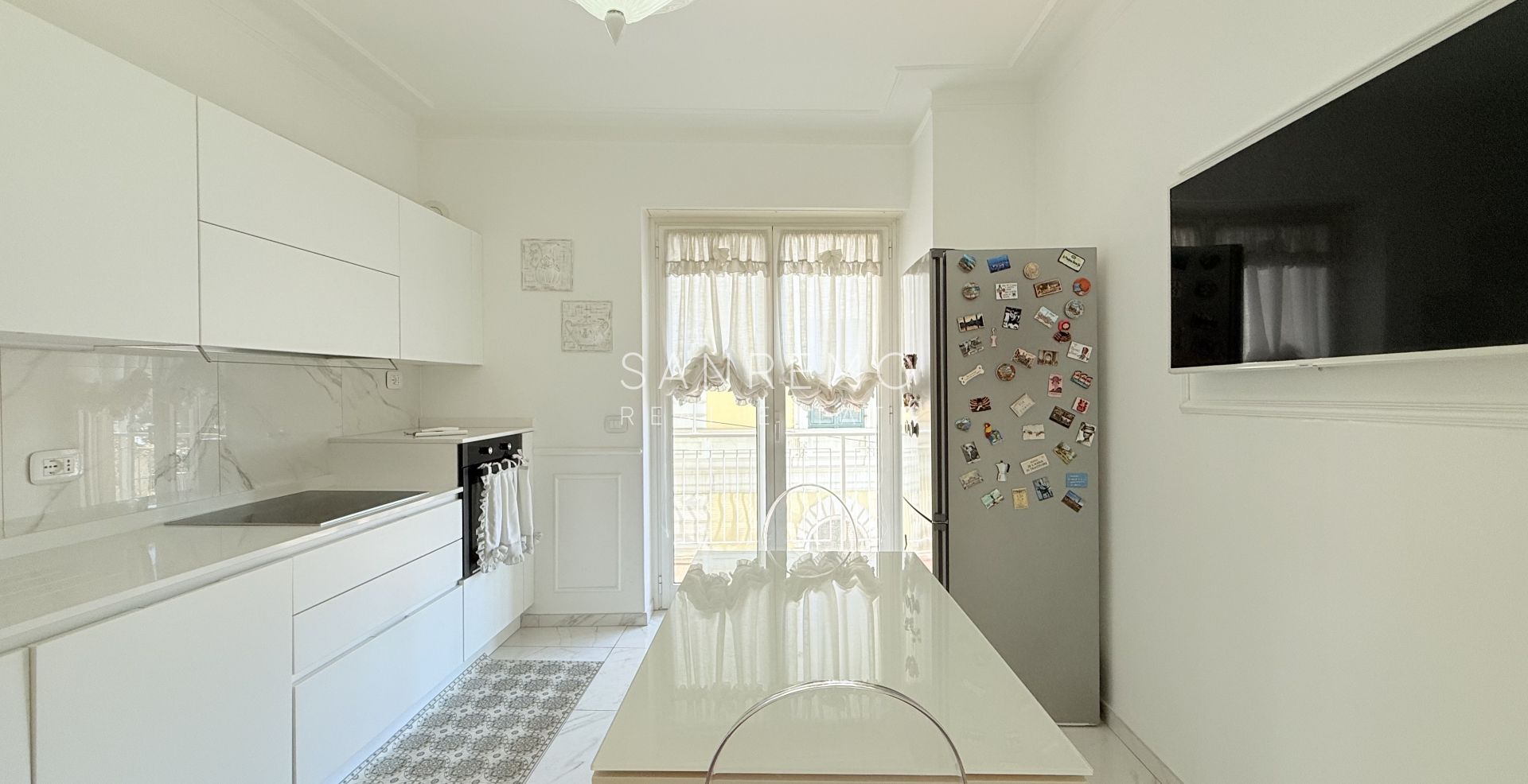 Magnifique appartement entièrement rénové, situé en plein cœur de la ville, à deux pas de la mer