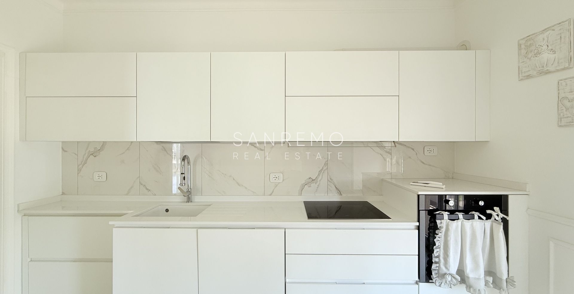Magnifique appartement entièrement rénové, situé en plein cœur de la ville, à deux pas de la mer