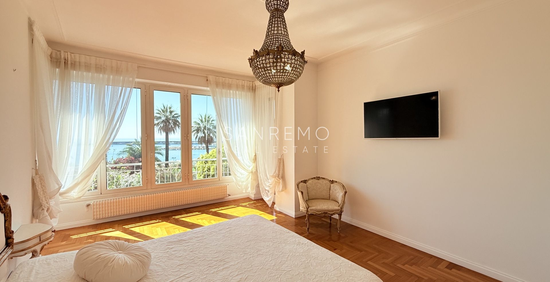 Magnifique appartement entièrement rénové, situé en plein cœur de la ville, à deux pas de la mer
