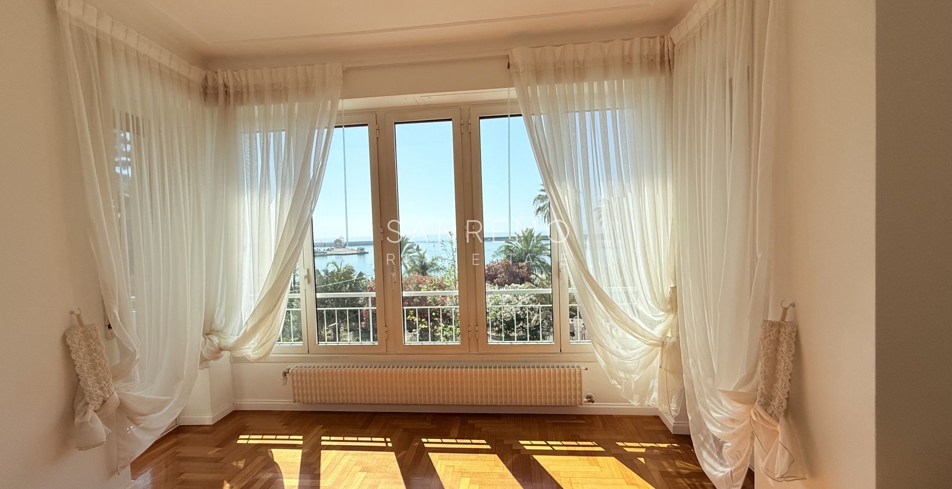 Magnifique appartement entièrement rénové, situé en plein cœur de la ville, à deux pas de la mer