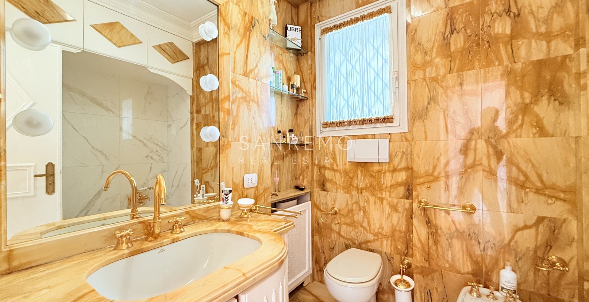 Magnifique appartement entièrement rénové, situé en plein cœur de la ville, à deux pas de la mer
