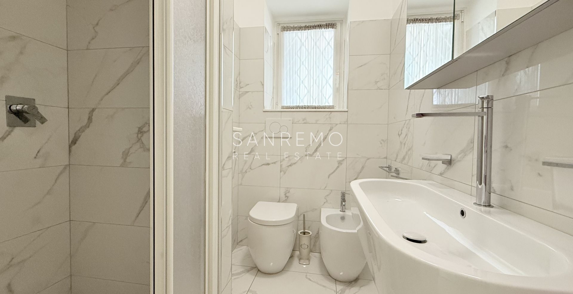 Magnifique appartement entièrement rénové, situé en plein cœur de la ville, à deux pas de la mer