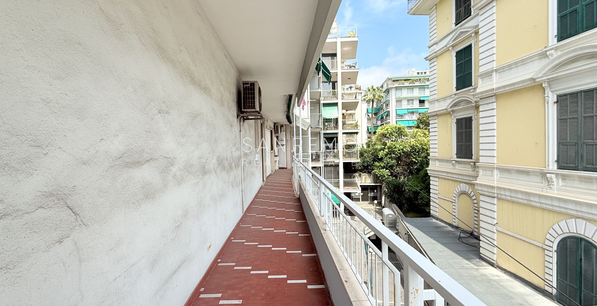 Magnifique appartement entièrement rénové, situé en plein cœur de la ville, à deux pas de la mer
