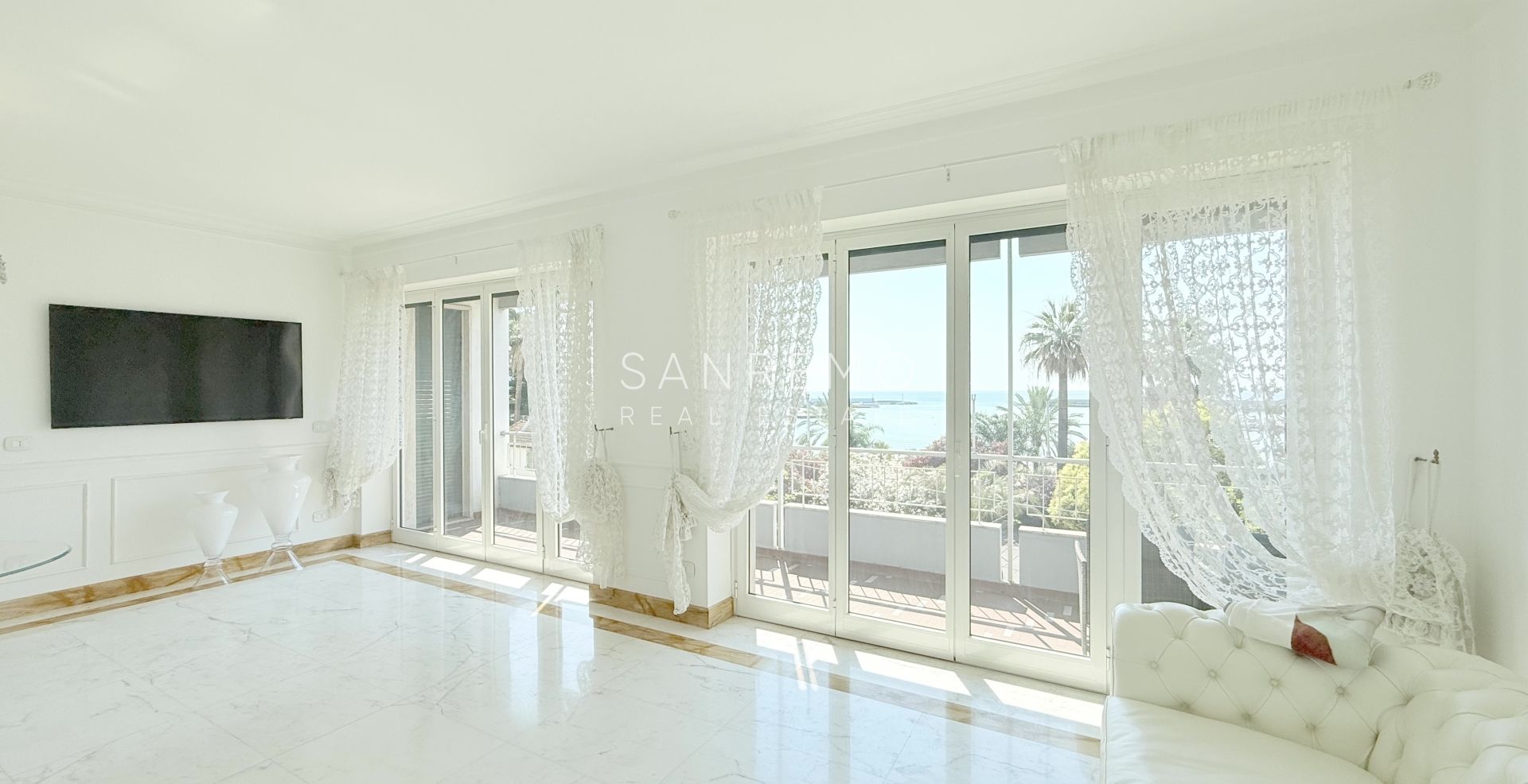 Magnifique appartement entièrement rénové, situé en plein cœur de la ville, à deux pas de la mer
