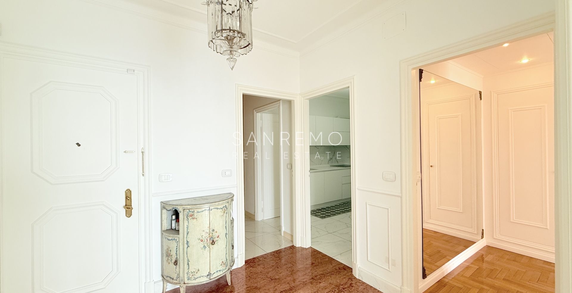 Magnifique appartement entièrement rénové, situé en plein cœur de la ville, à deux pas de la mer