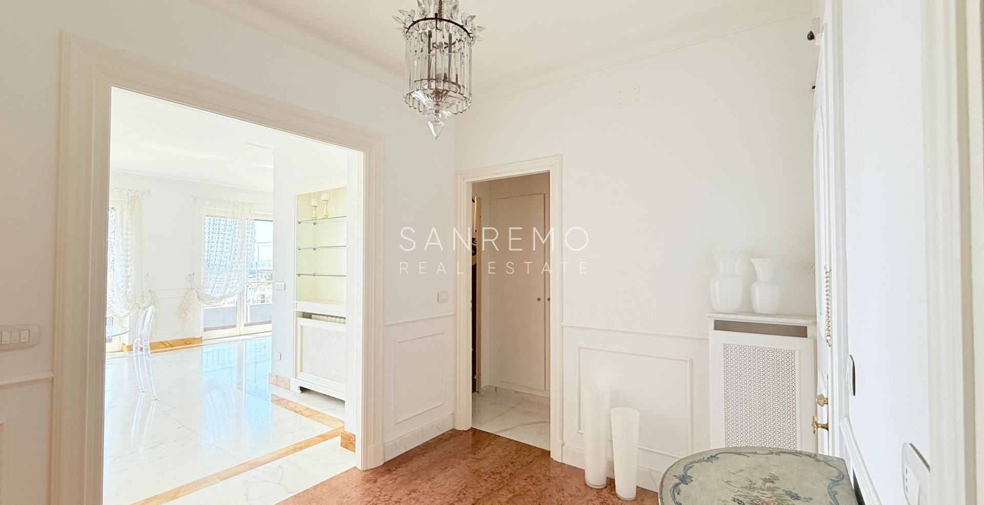 Magnifique appartement entièrement rénové, situé en plein cœur de la ville, à deux pas de la mer