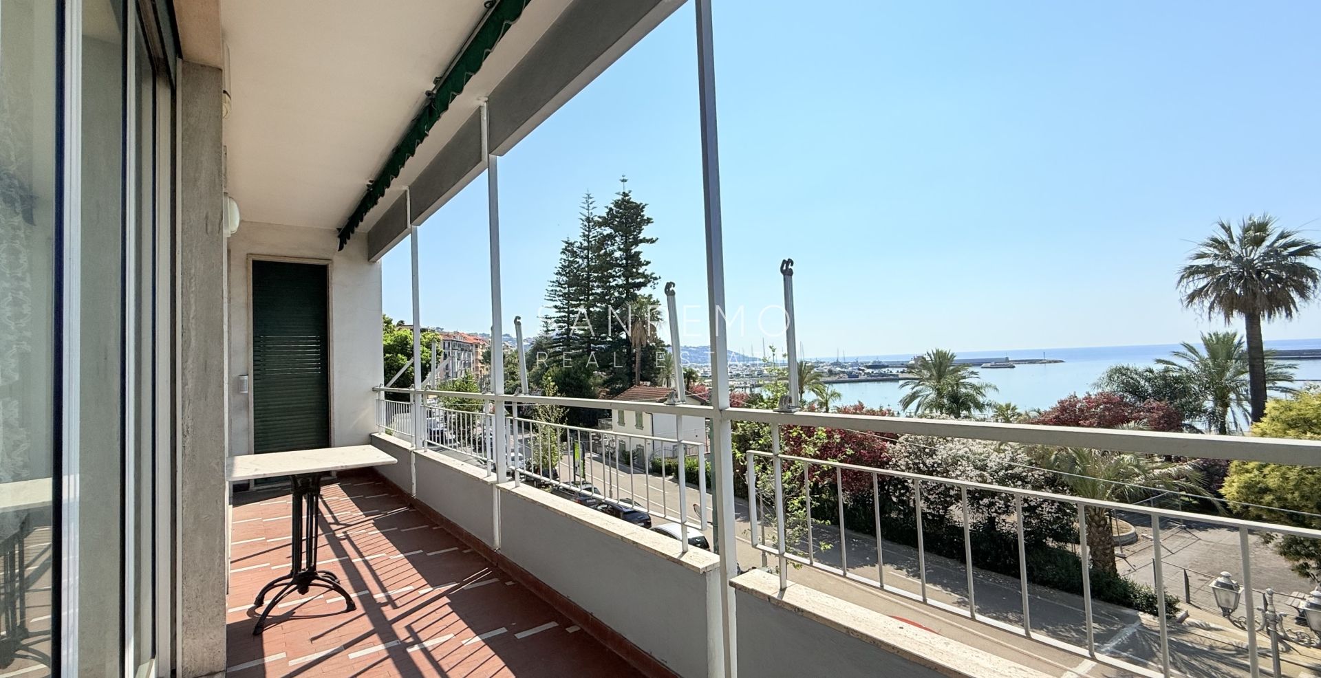 Magnifique appartement entièrement rénové, situé en plein cœur de la ville, à deux pas de la mer