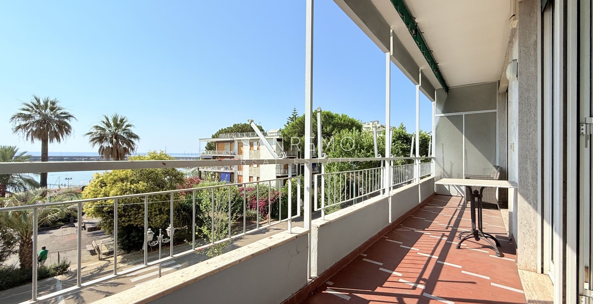 Magnifique appartement entièrement rénové, situé en plein cœur de la ville, à deux pas de la mer