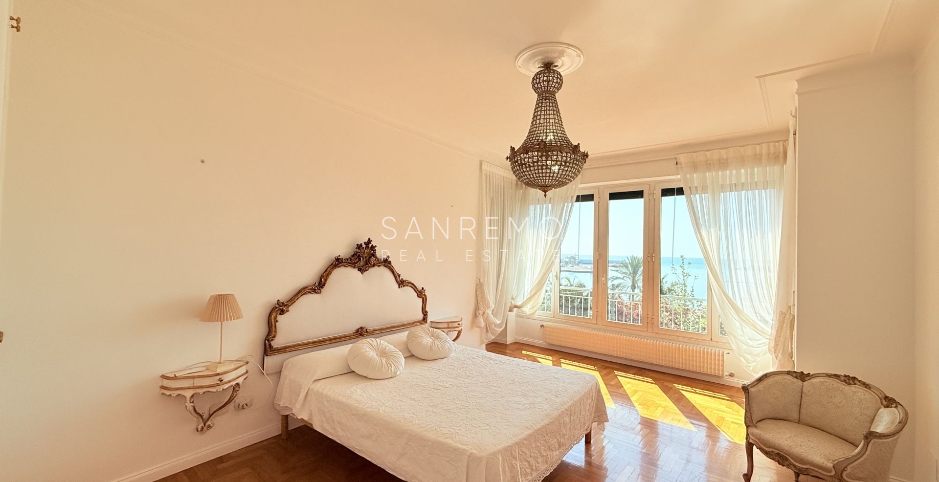 Magnifique appartement entièrement rénové, situé en plein cœur de la ville, à deux pas de la mer