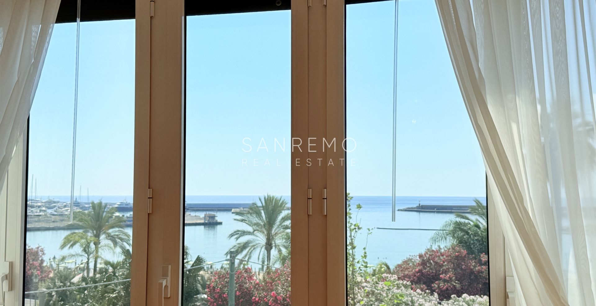 Magnifique appartement entièrement rénové, situé en plein cœur de la ville, à deux pas de la mer