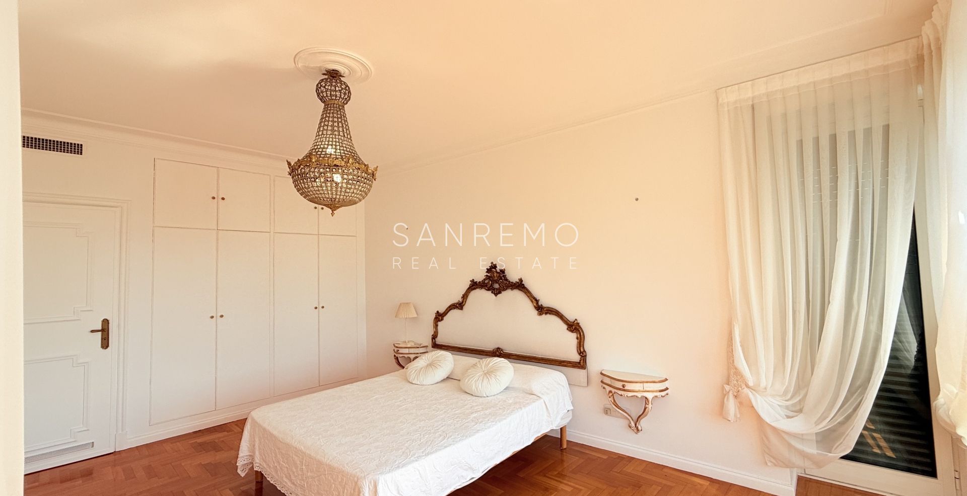Magnifique appartement entièrement rénové, situé en plein cœur de la ville, à deux pas de la mer