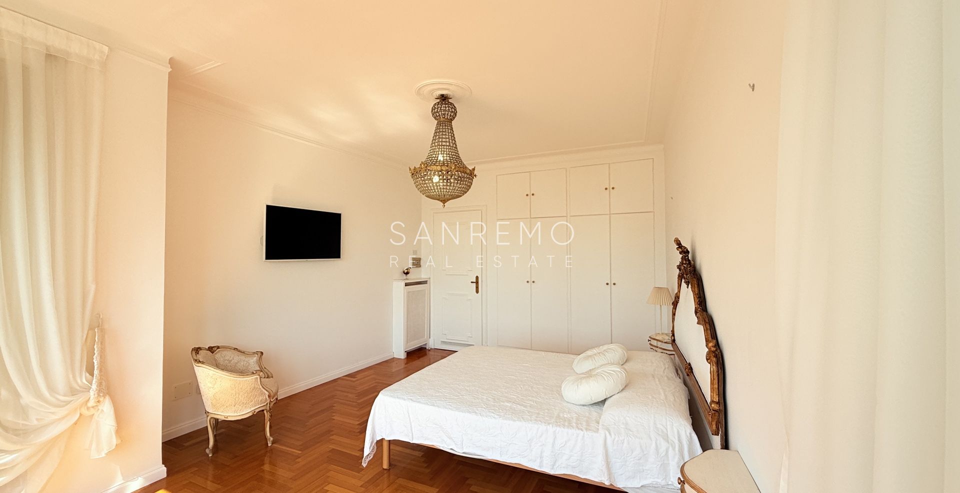 Magnifique appartement entièrement rénové, situé en plein cœur de la ville, à deux pas de la mer