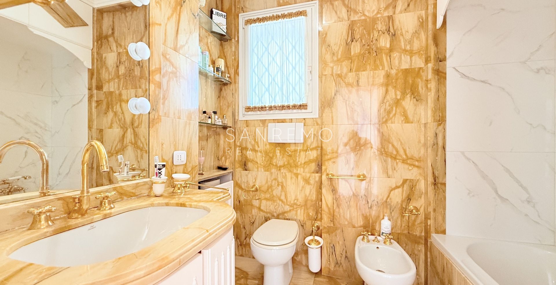 Magnifique appartement entièrement rénové, situé en plein cœur de la ville, à deux pas de la mer