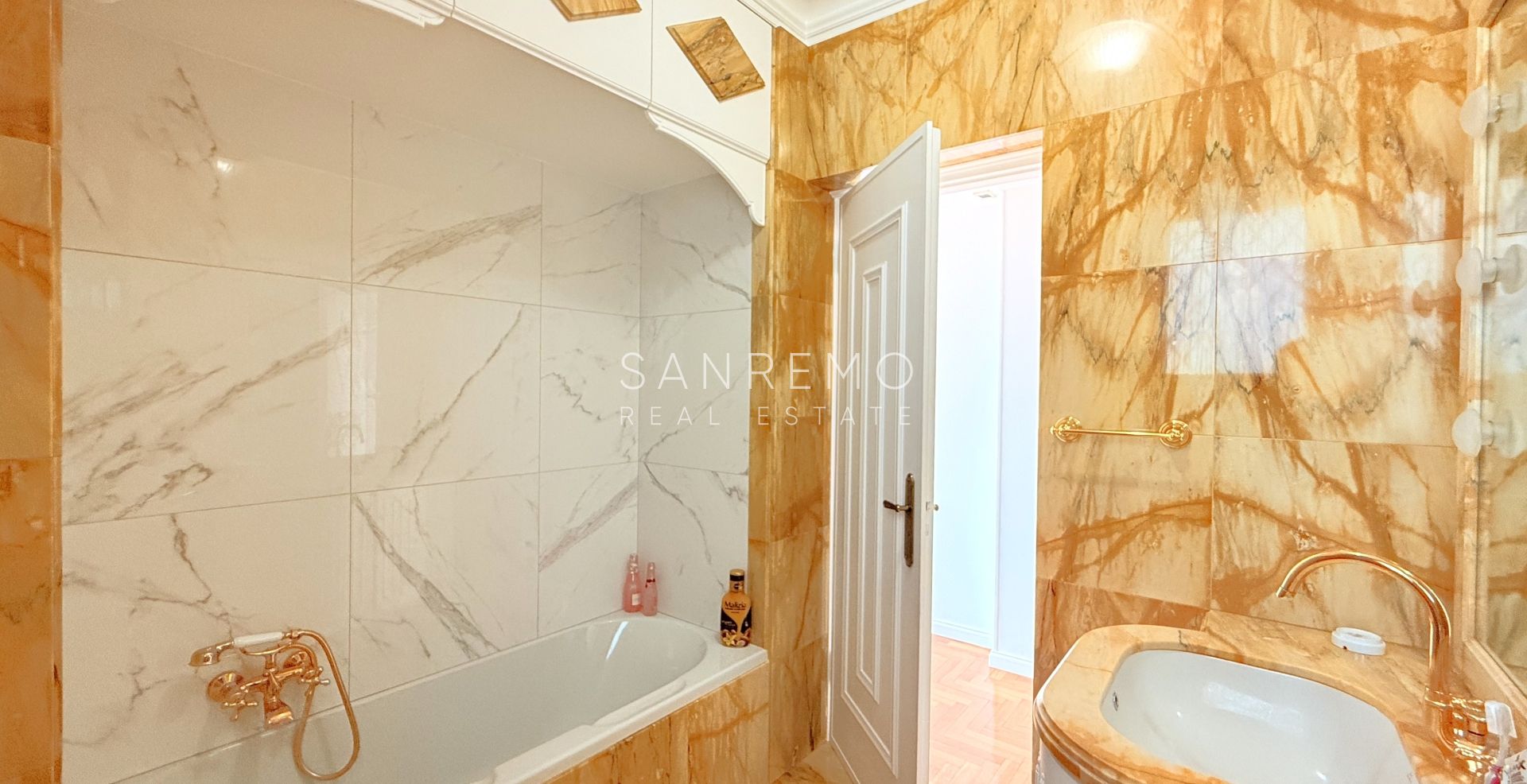 Magnifique appartement entièrement rénové, situé en plein cœur de la ville, à deux pas de la mer