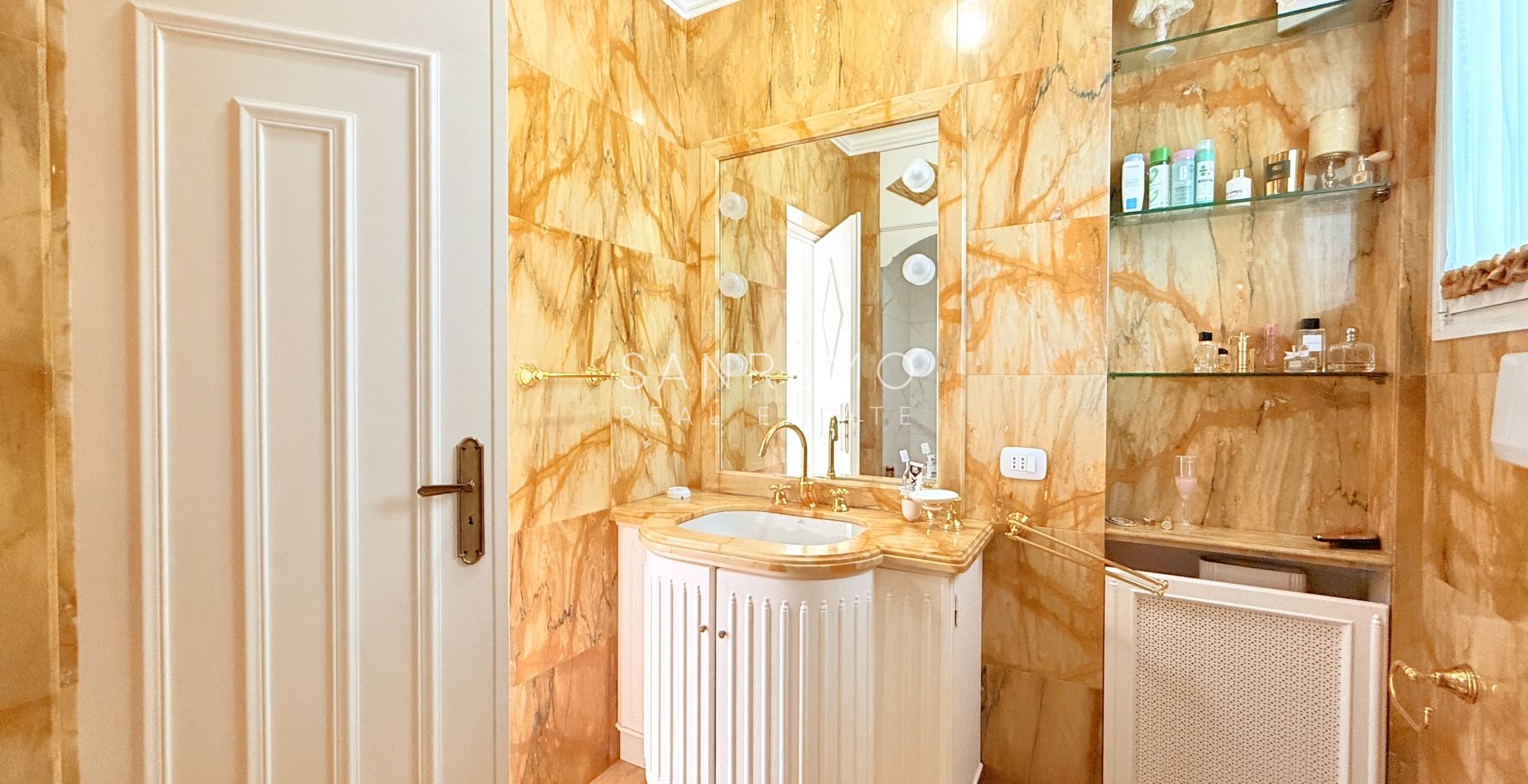 Magnifique appartement entièrement rénové, situé en plein cœur de la ville, à deux pas de la mer