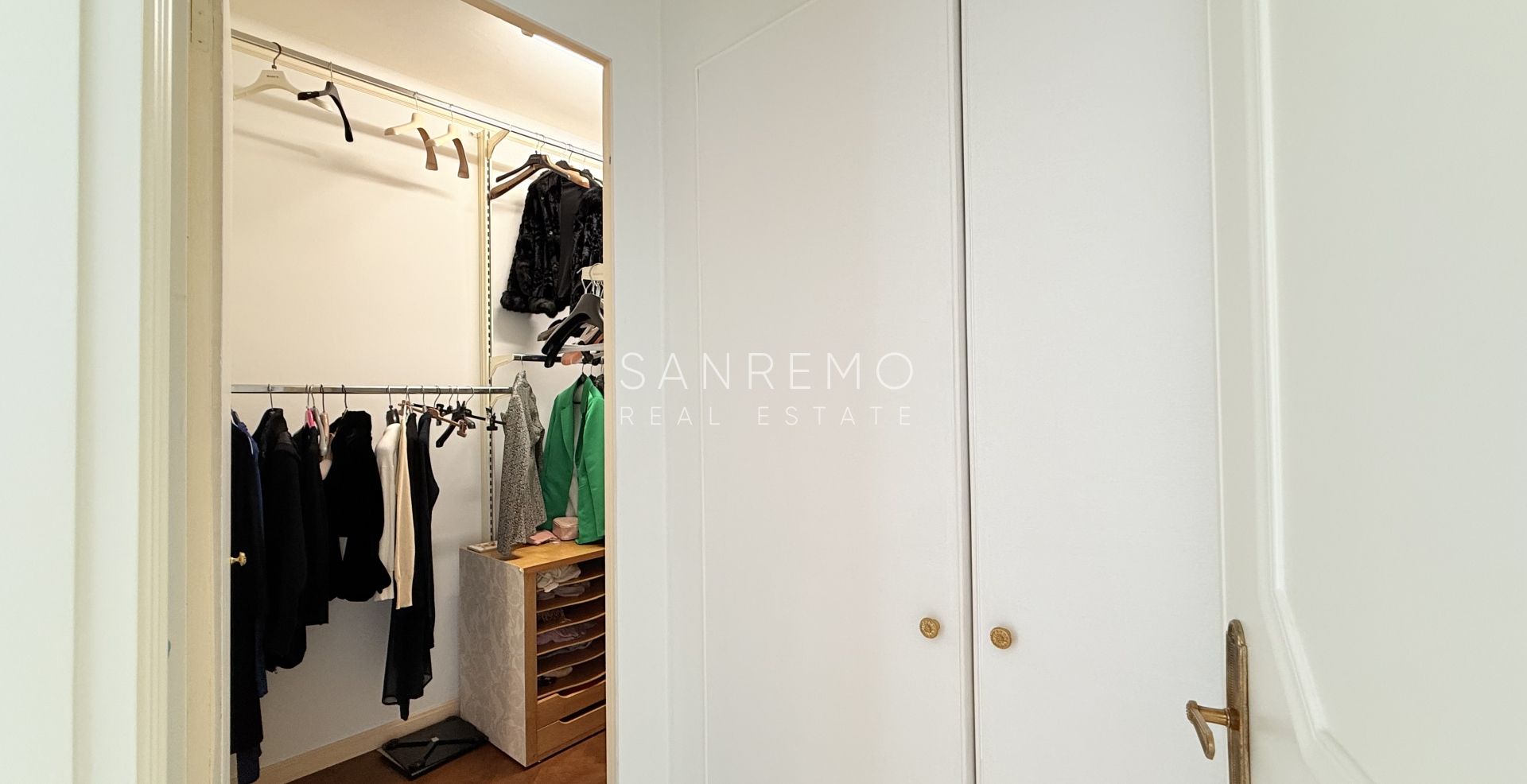 Magnifique appartement entièrement rénové, situé en plein cœur de la ville, à deux pas de la mer