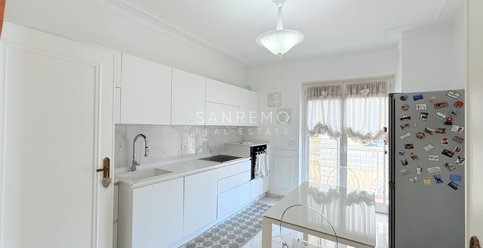 Magnifique appartement entièrement rénové, situé en plein cœur de la ville, à deux pas de la mer