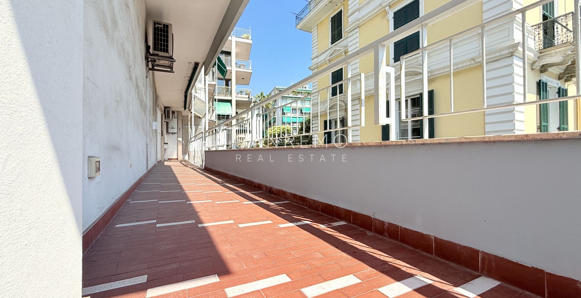 Magnifique appartement entièrement rénové, situé en plein cœur de la ville, à deux pas de la mer