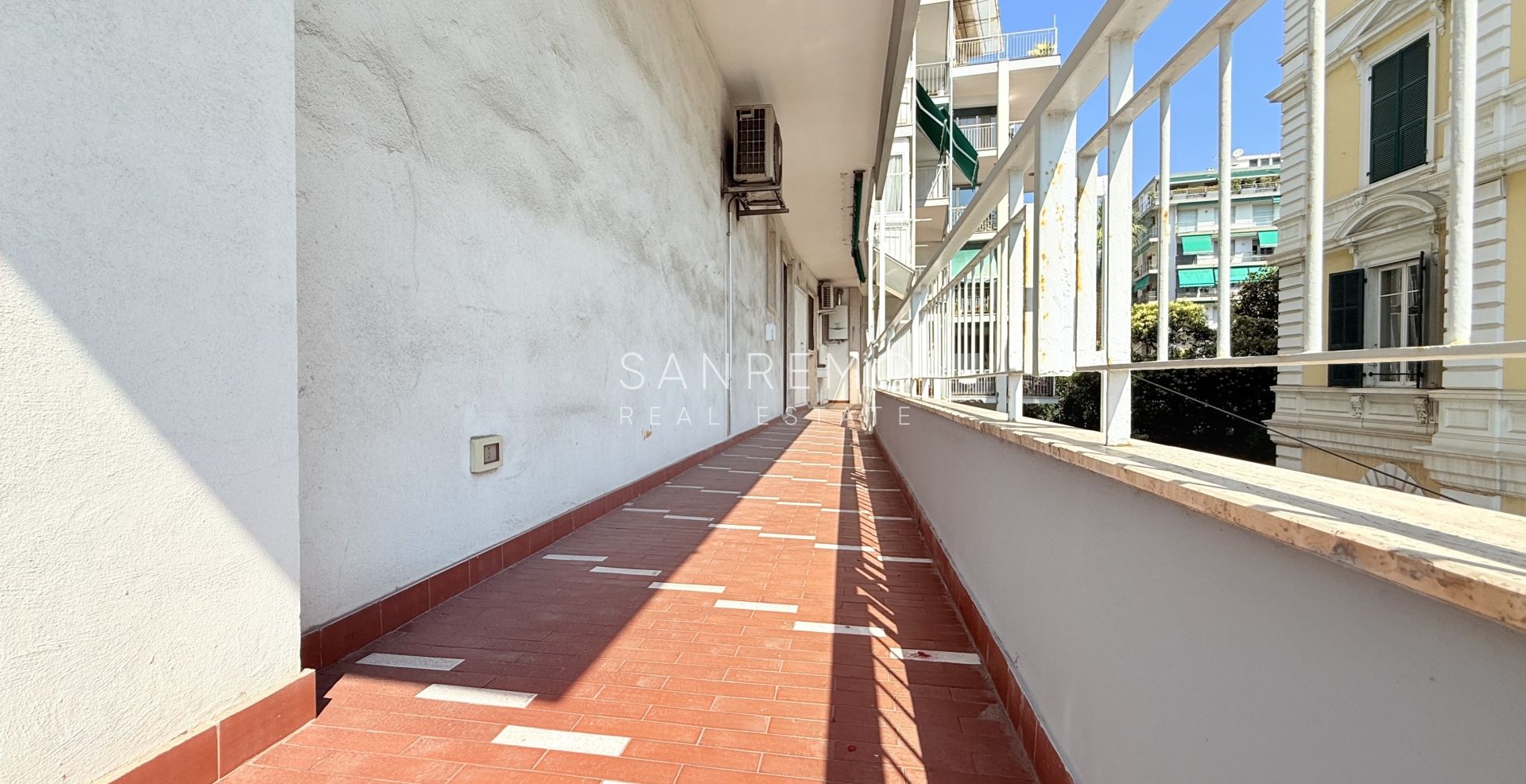 Magnifique appartement entièrement rénové, situé en plein cœur de la ville, à deux pas de la mer