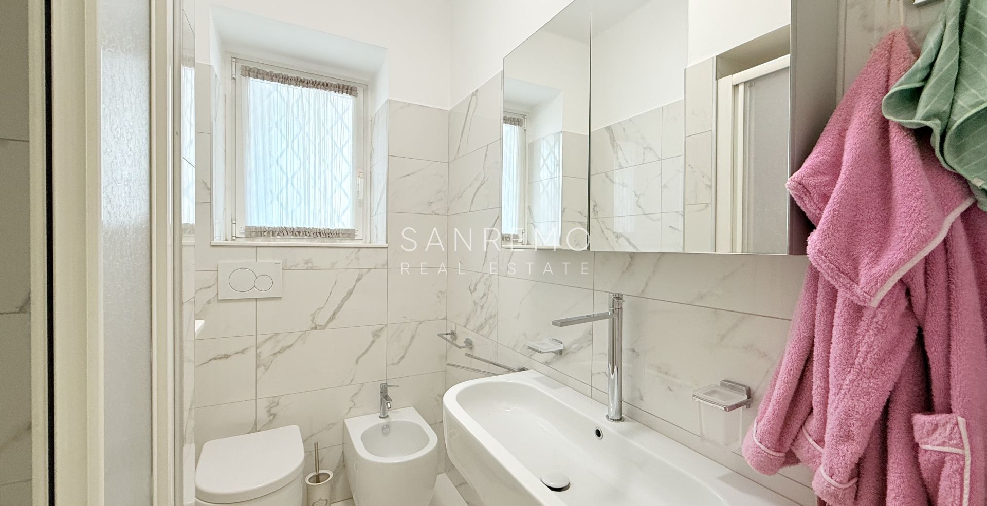 Magnifique appartement entièrement rénové, situé en plein cœur de la ville, à deux pas de la mer
