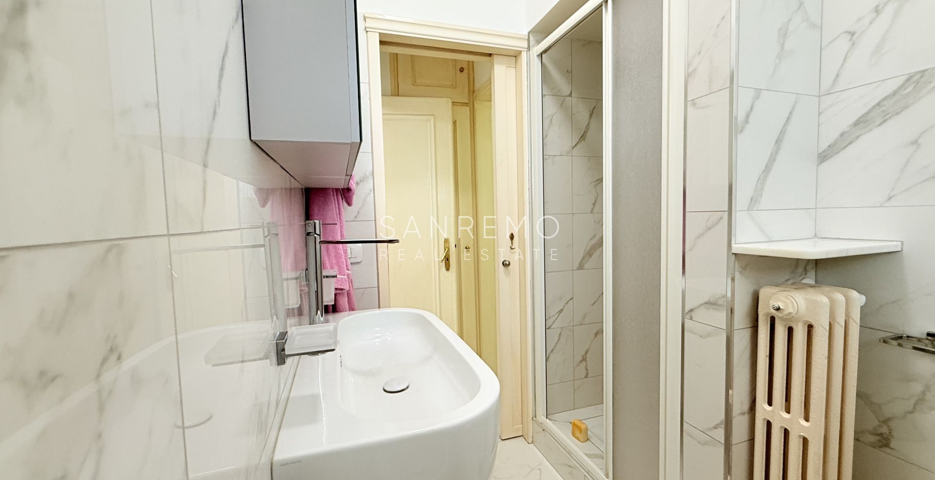 Magnifique appartement entièrement rénové, situé en plein cœur de la ville, à deux pas de la mer
