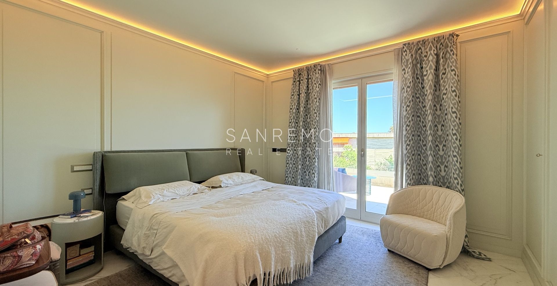 Penthouse exclusif avec vue sur la mer, grande terrasse et finitions de luxe dans un immeuble de standing entouré de verdure