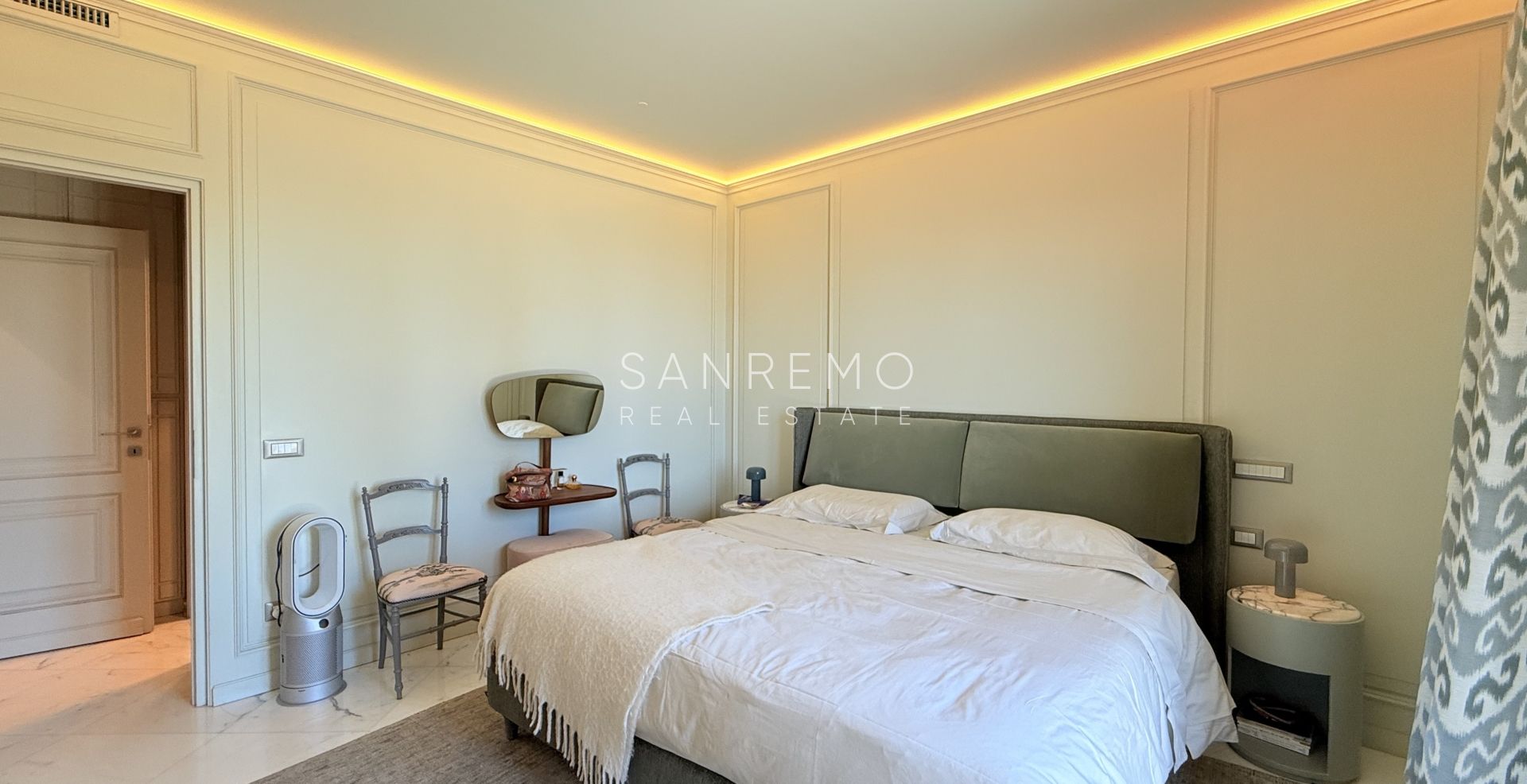 Penthouse exclusif avec vue sur la mer, grande terrasse et finitions de luxe dans un immeuble de standing entouré de verdure
