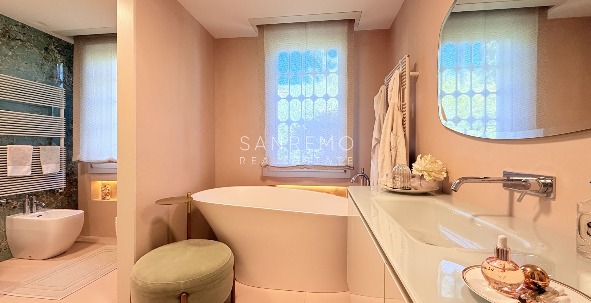 Penthouse exclusif avec vue sur la mer, grande terrasse et finitions de luxe dans un immeuble de standing entouré de verdure