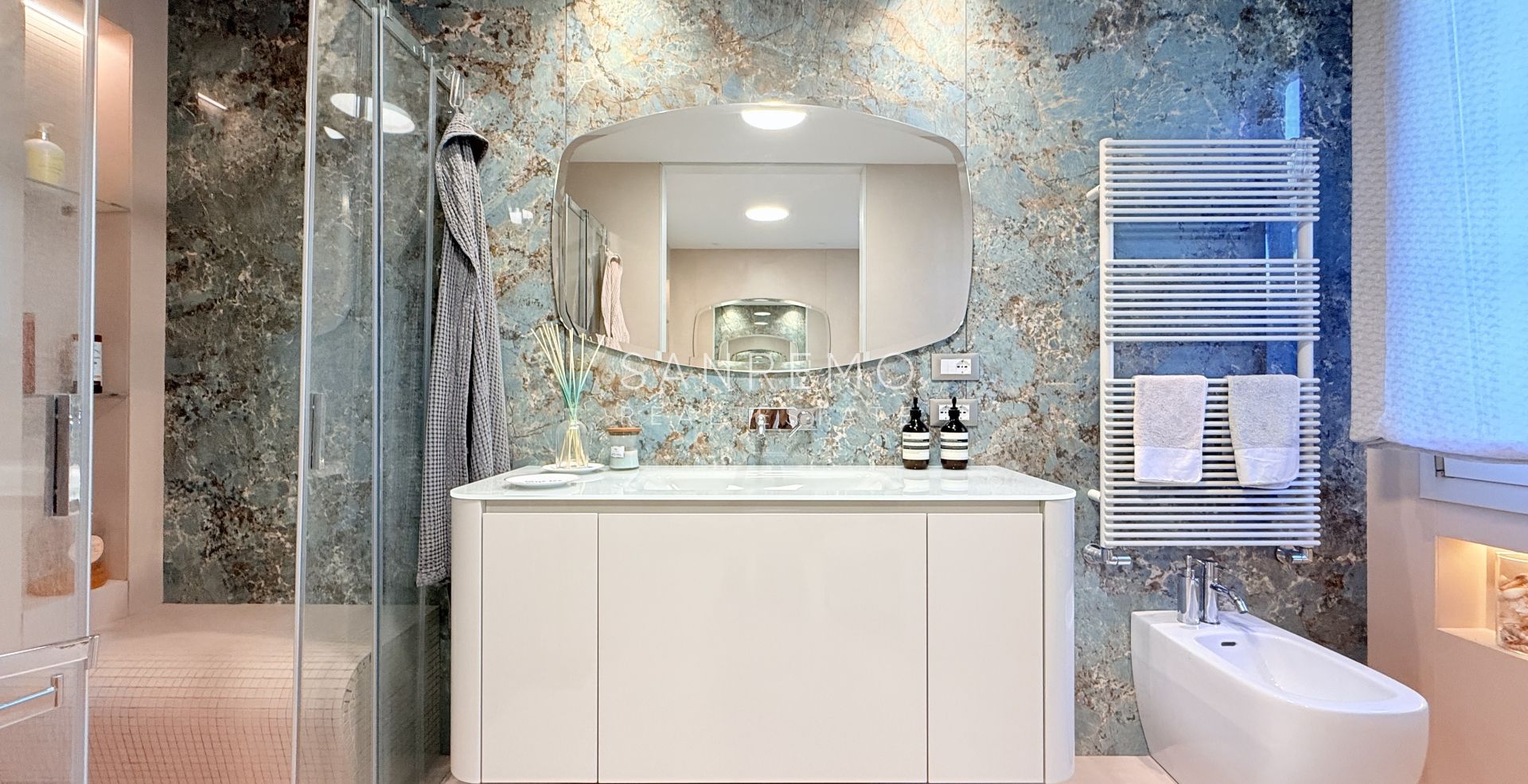 Penthouse exclusif avec vue sur la mer, grande terrasse et finitions de luxe dans un immeuble de standing entouré de verdure