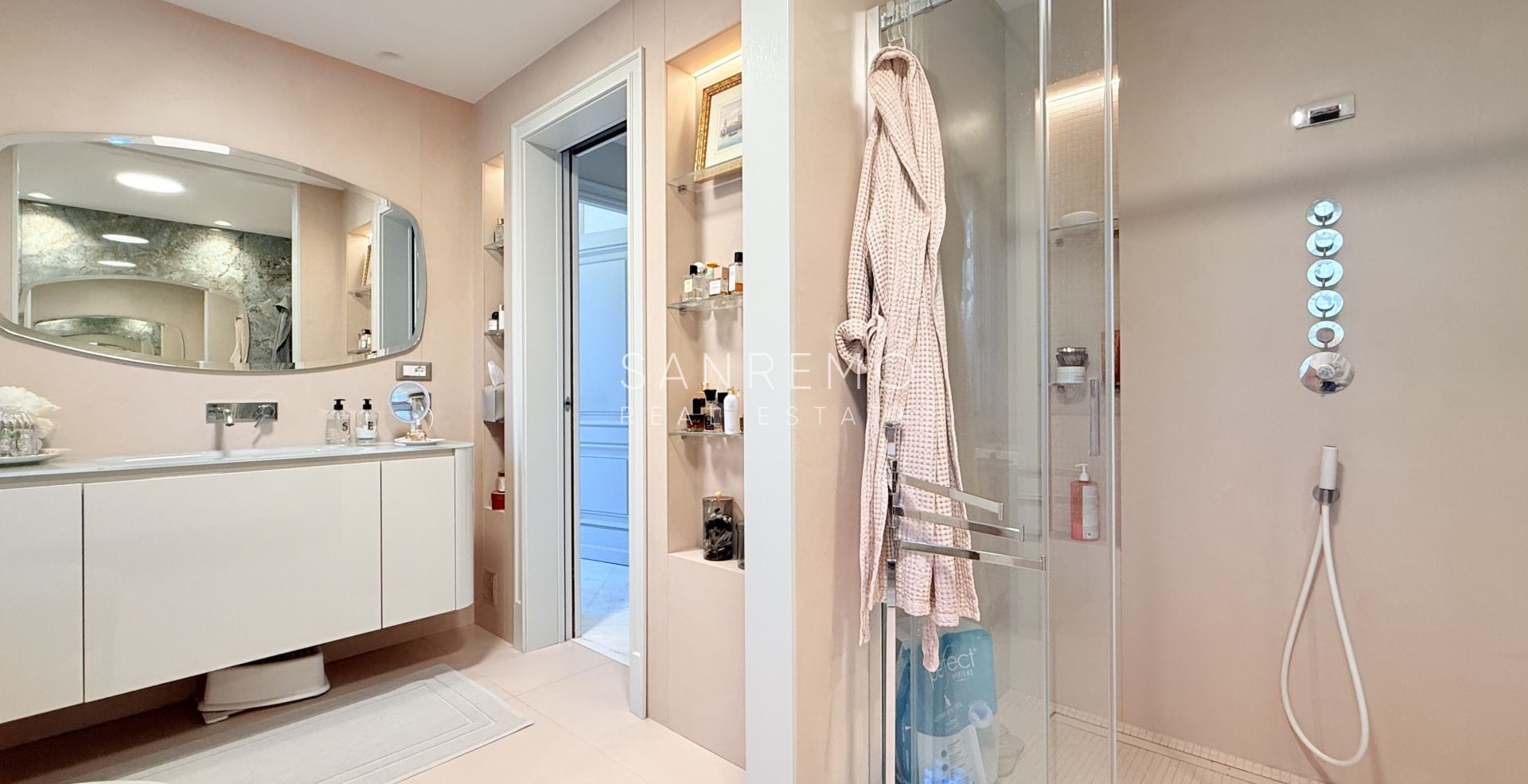 Penthouse exclusif avec vue sur la mer, grande terrasse et finitions de luxe dans un immeuble de standing entouré de verdure
